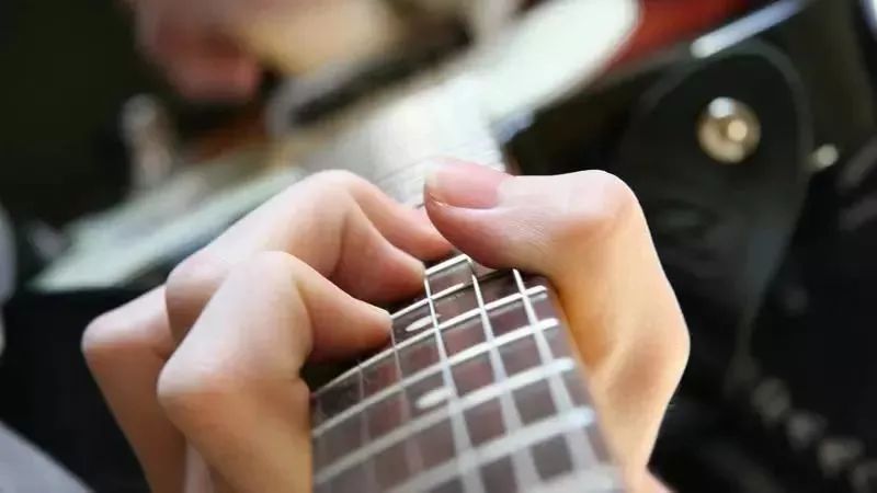 吉他教程入门基础知识-吉他指法图解入门